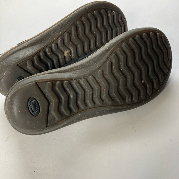 Ugg slip ons Sz 6 - Picture 7 of 7